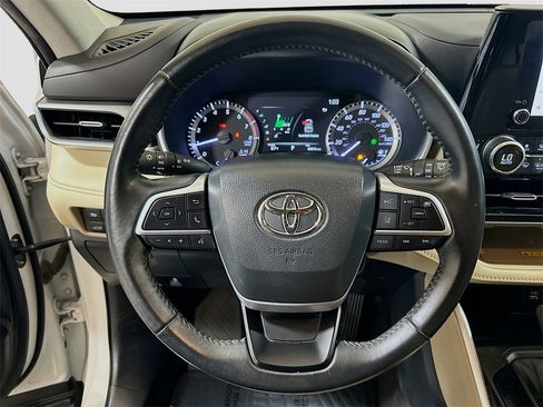 Used 2023 Toyota Highlander XLE image 9