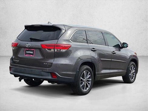 Used 2017 Toyota Highlander XLE image 5