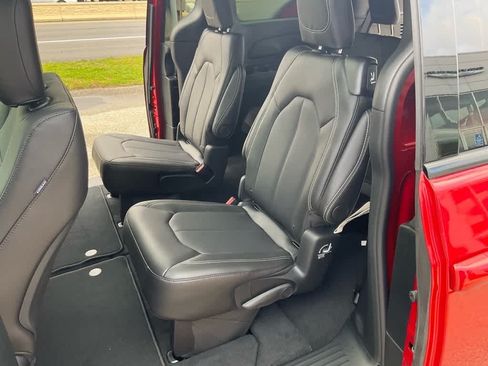 New 2026 Chrysler Pacifica Select AWD/4WD image 18