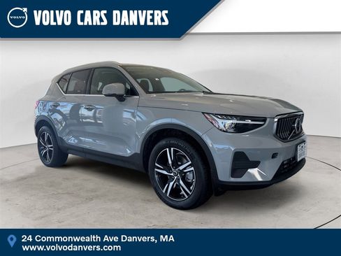 Certified 2025 Volvo XC40 B5 Core image 1