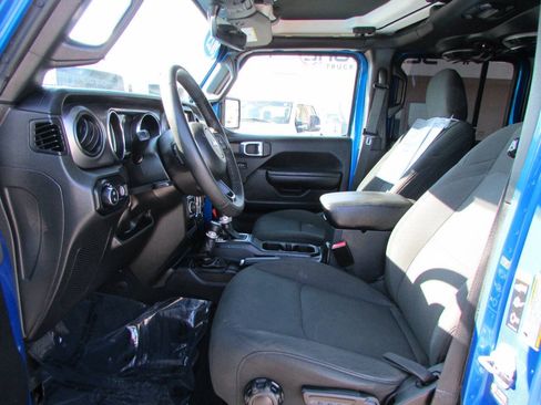 Used 2023 Jeep Gladiator Sport AWD/4WD image 16