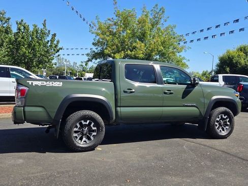 Used 2021 Toyota Tacoma TRD Off-Road w/ TRD Premium Off Road Package AWD/4WD image 3
