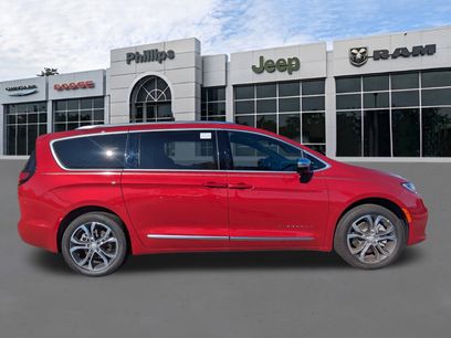 New 2026 Chrysler Pacifica Pinnacle w/ Trailer Tow Group
