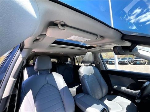 Used 2024 Toyota Highlander XLE FWD image 23