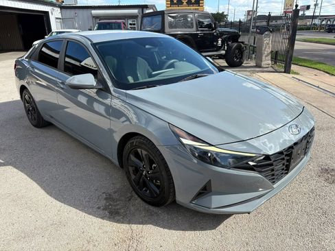 Used 2021 Hyundai Elantra SEL w/ Convenience Package FWD image 3