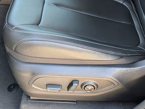 Used 2023 Jeep Grand Cherokee Limited w/ Black Appearance Package AWD/4WD image 12