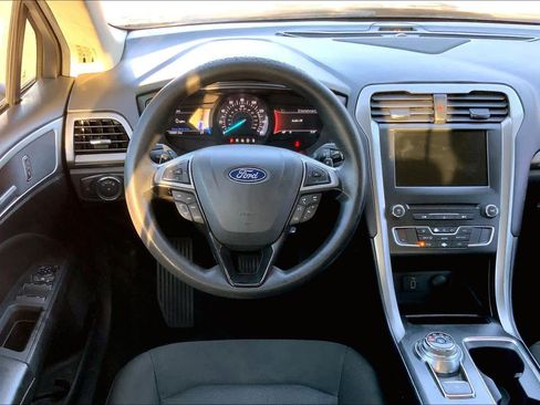 Used 2018 Ford Fusion SE w/ Fusion SE Technology Package image 5