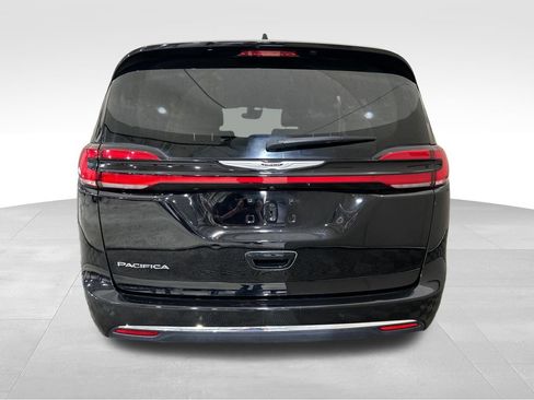 Used 2024 Chrysler Pacifica Touring-L FWD image 4