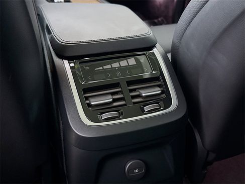 Certified 2024 Volvo XC90 T8 Plus image 27