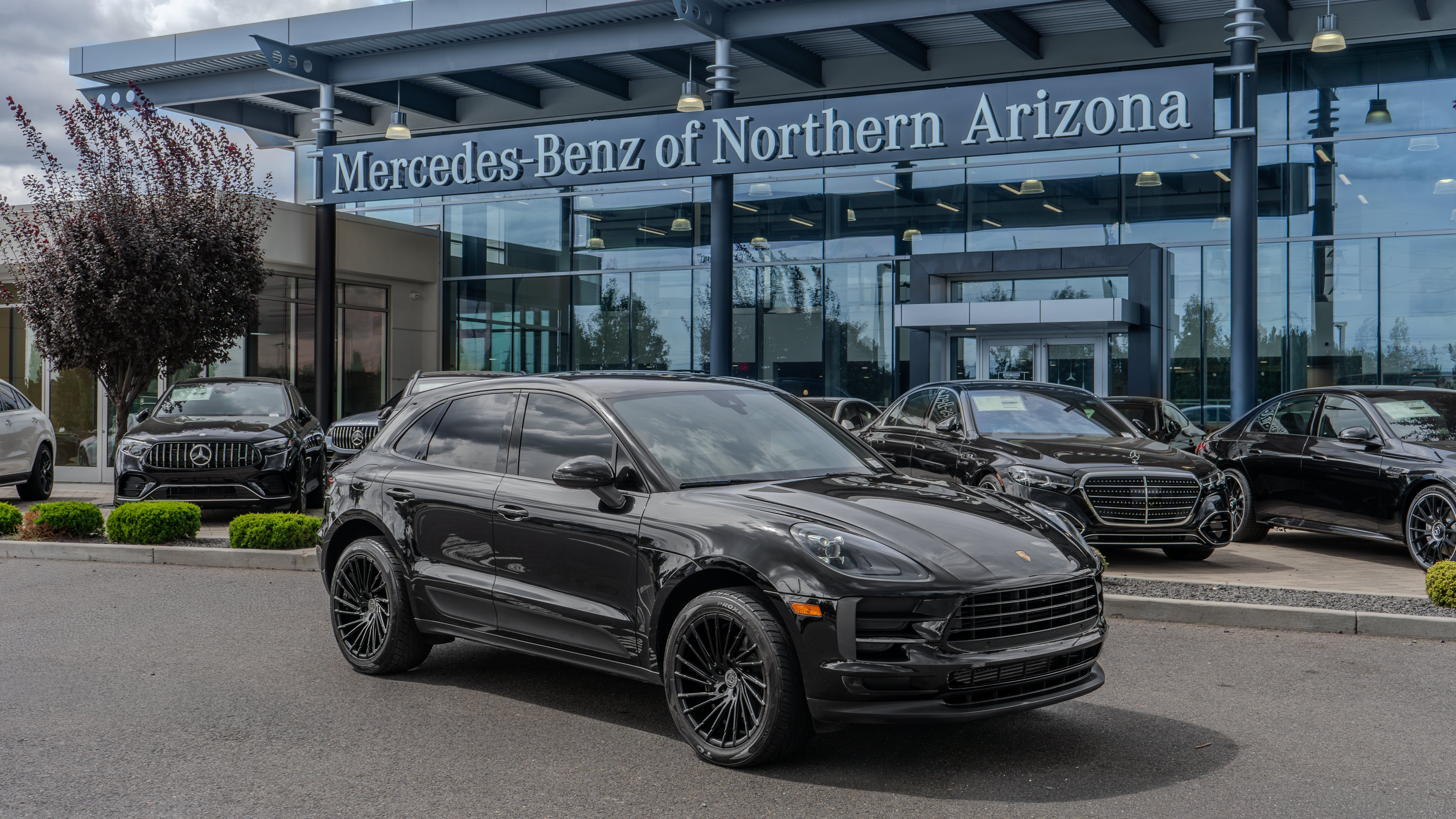 Used 2020 Porsche Macan AWD/4WD image 1