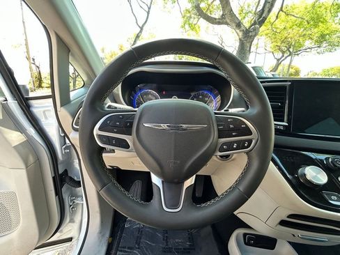 Certified 2023 Chrysler Pacifica Touring-L FWD image 19