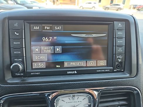 Used 2016 Chrysler Town & Country Touring image 27