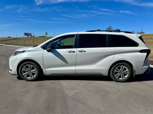 Used 2023 Toyota Sienna XSE image 8