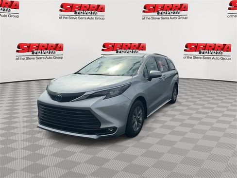 Used 2025 Toyota Sienna XLE image 6