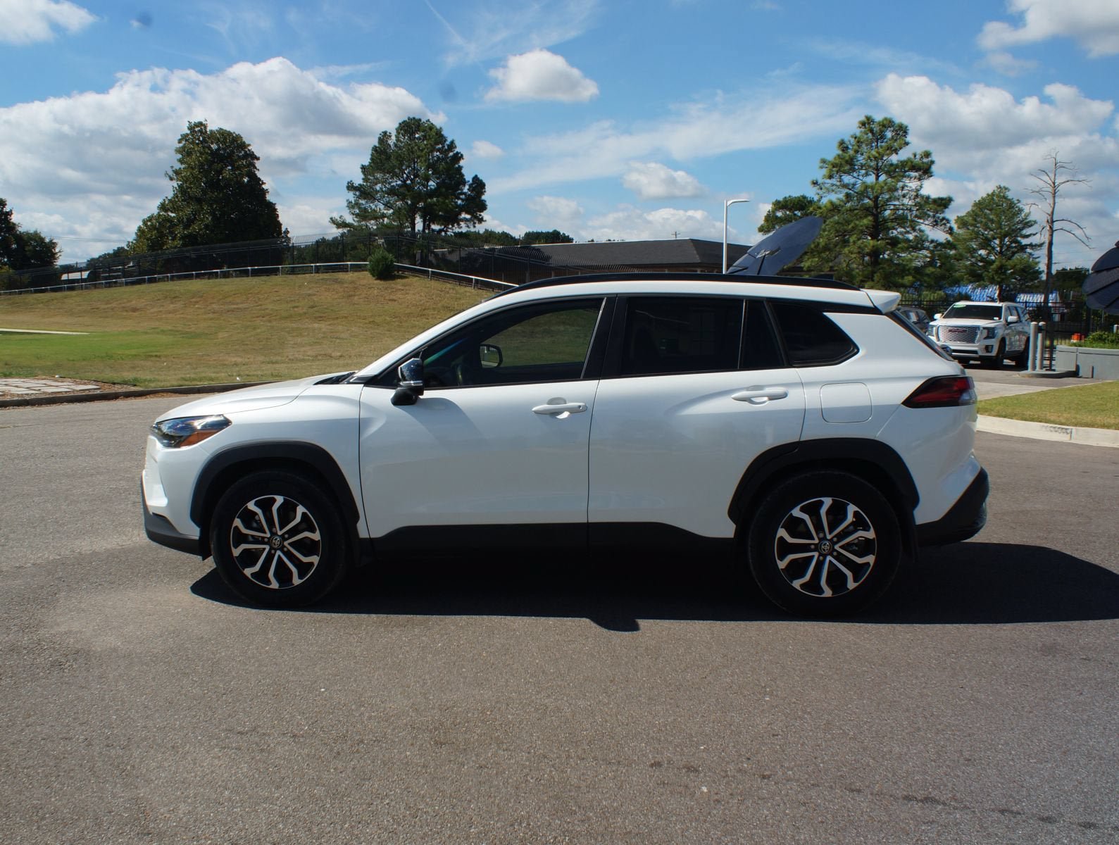 Used 2026 Toyota Corolla Cross AWD Hybrid w/ Moonroof Package image 12