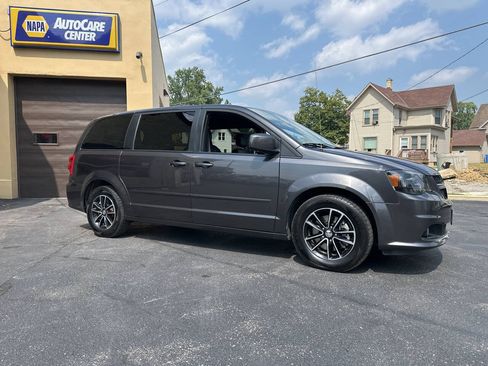 Used 2017 Dodge Grand Caravan SXT w/ Blacktop Package FWD image 5