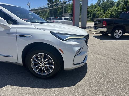 Used 2024 Buick Enclave Premium FWD image 2