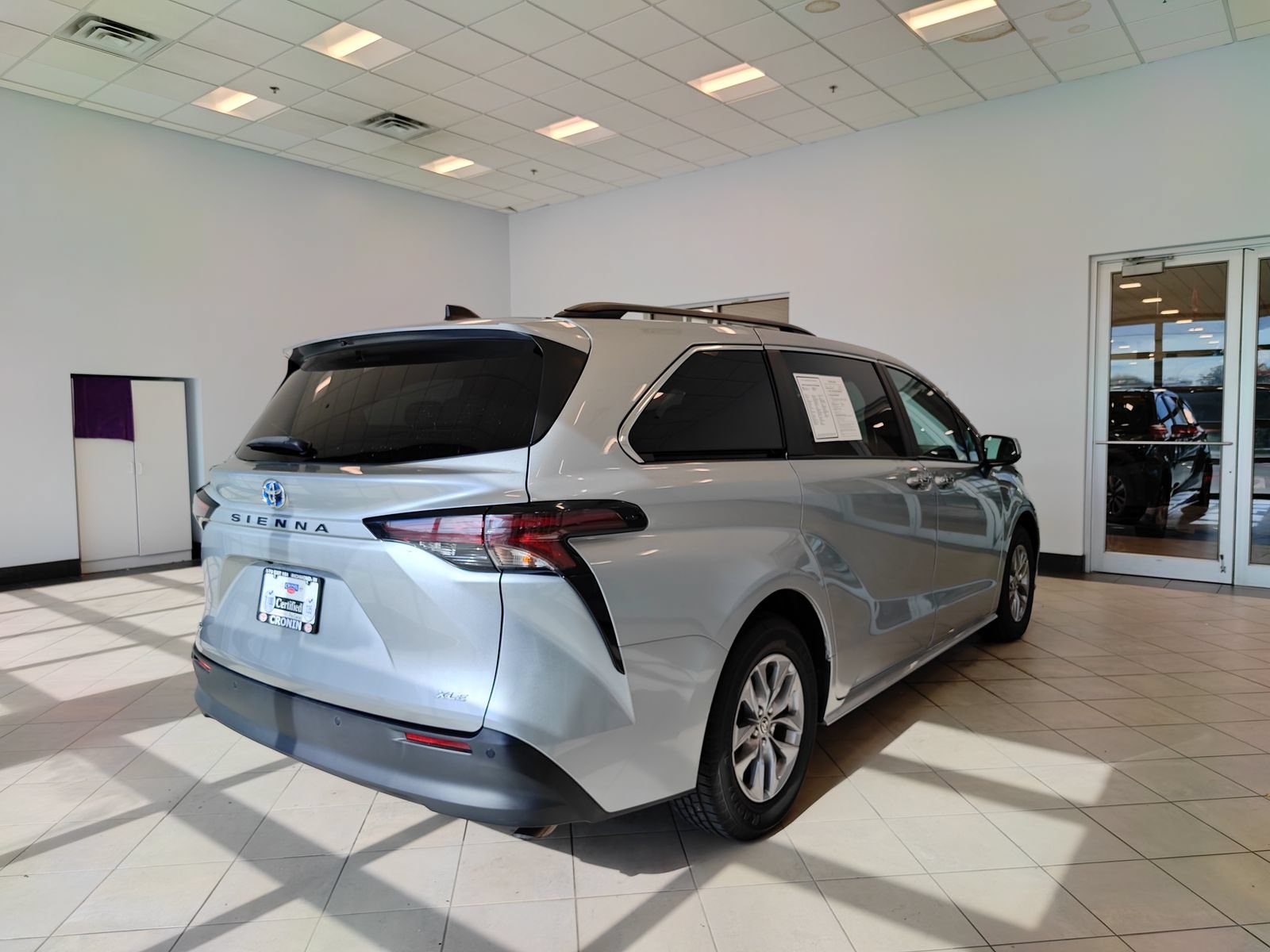 Used 2025 Toyota Sienna XLE FWD image 3