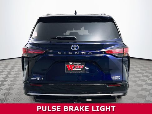 Used 2023 Toyota Sienna Limited image 32