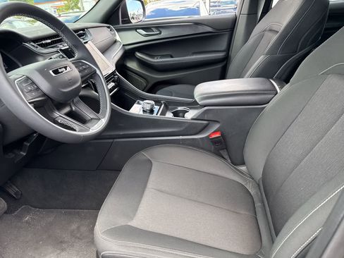 Used 2025 Jeep Grand Cherokee Laredo X RWD image 19