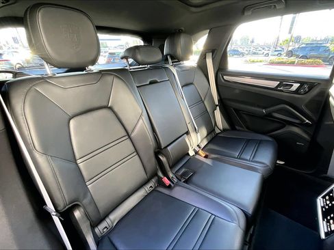 Used 2022 Porsche Cayenne Platinum Edition AWD/4WD image 27