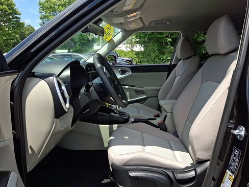 Used 2025 Kia Soul LX w/ LX Technology Package FWD image 13