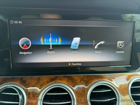 Used 2018 Mercedes-Benz E 400 4MATIC Wagon w/ Premium 2 Package (Q02) image 24