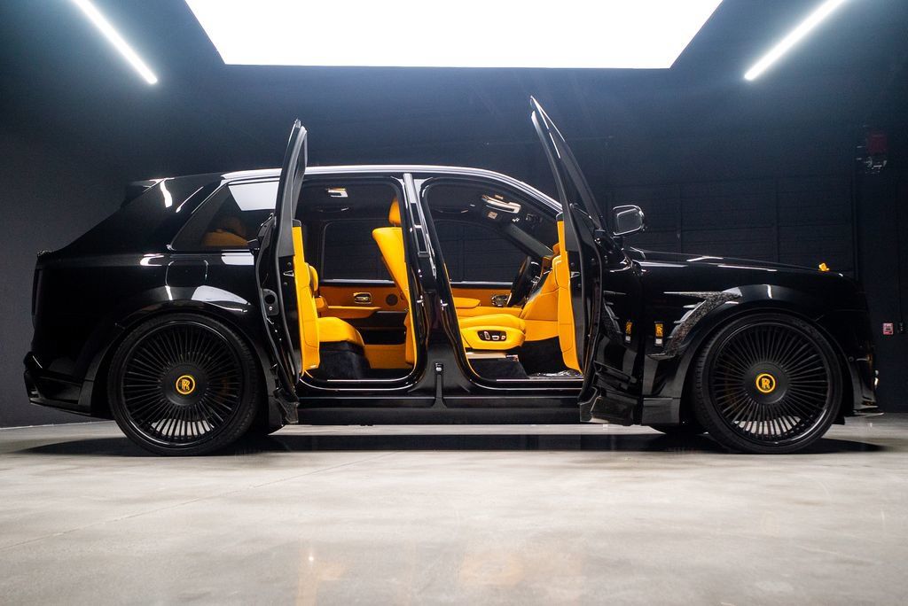 Used 2025 Rolls-Royce Cullinan AWD/4WD image 17