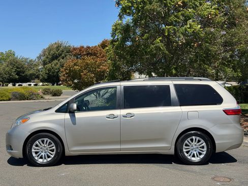 Used 2015 Toyota Sienna XLE Premium FWD image 11