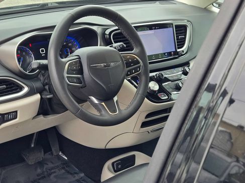 Used 2023 Chrysler Pacifica Touring-L FWD image 33