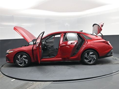 Certified 2025 Hyundai Elantra Sport image 26