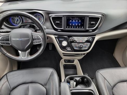 Used 2020 Chrysler Pacifica Touring-L FWD image 29