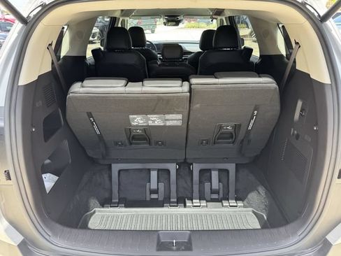 Used 2025 Kia Carnival EX FWD image 15