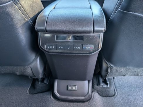 Used 2024 Toyota Highlander XLE image 8
