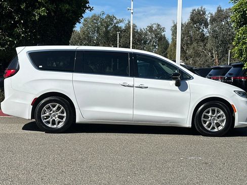 Used 2024 Chrysler Pacifica Touring-L image 3