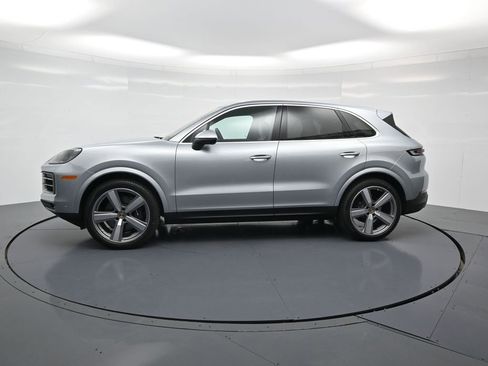 Used 2025 Porsche Cayenne image 2