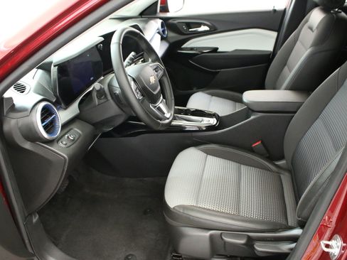 Used 2024 Chevrolet Trax LT w/ Driver Confidence Package FWD image 25