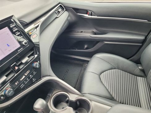 Used 2020 Toyota Camry SE image 11