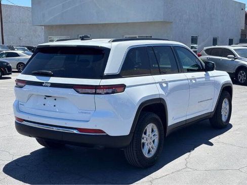 Used 2025 Jeep Grand Cherokee Laredo AWD/4WD image 3