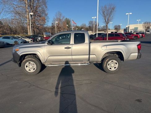 Used 2021 Toyota Tacoma SR image 4