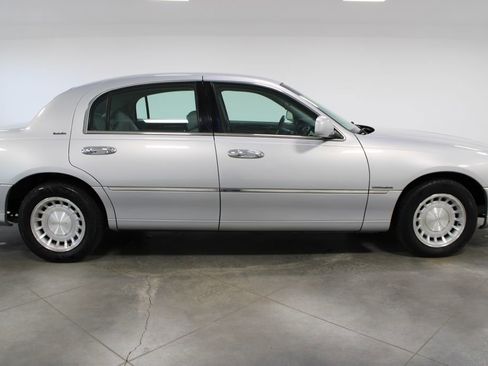 Used 2002 Lincoln Town Car Executive image 11