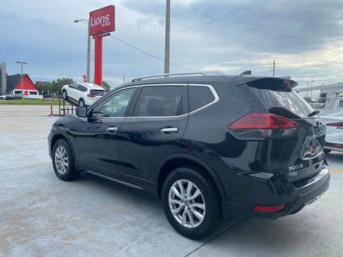Used 2018 Nissan Rogue SV image 3