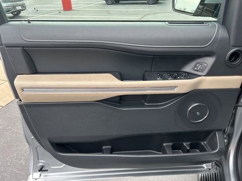 Used 2024 Ford Expedition Limited image 3