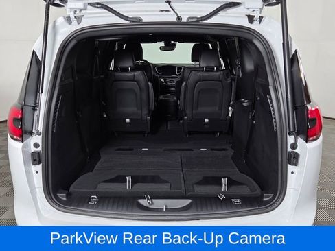 Used 2026 Chrysler Pacifica Select image 11