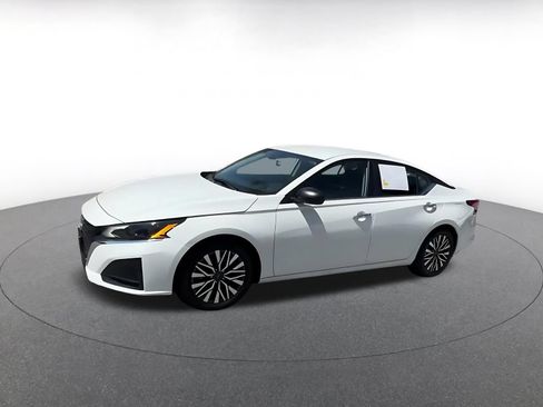 Used 2025 Nissan Altima 2.5 SV FWD image 6