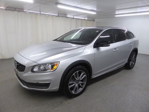 Used 2015 Volvo V60 T5 Cross Country w/ Convenience Package image 3