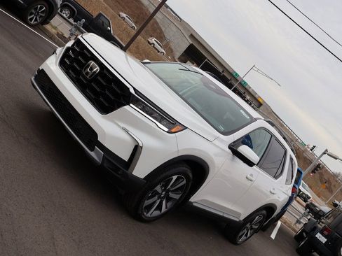 Certified 2025 Honda Pilot Elite image 3