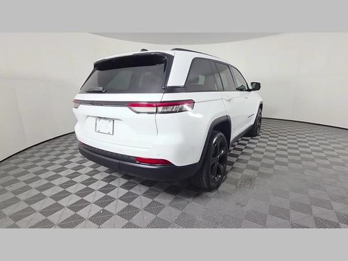 Used 2023 Jeep Grand Cherokee Altitude RWD image 39