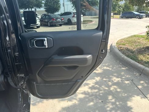 Used 2025 Jeep Wrangler Unlimited Sahara w/ Safety Group AWD/4WD image 13