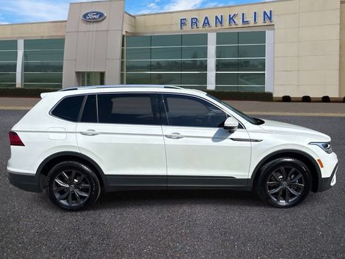 Used 2023 Volkswagen Tiguan SE w/ Panoramic Sunroof Package FWD image 8